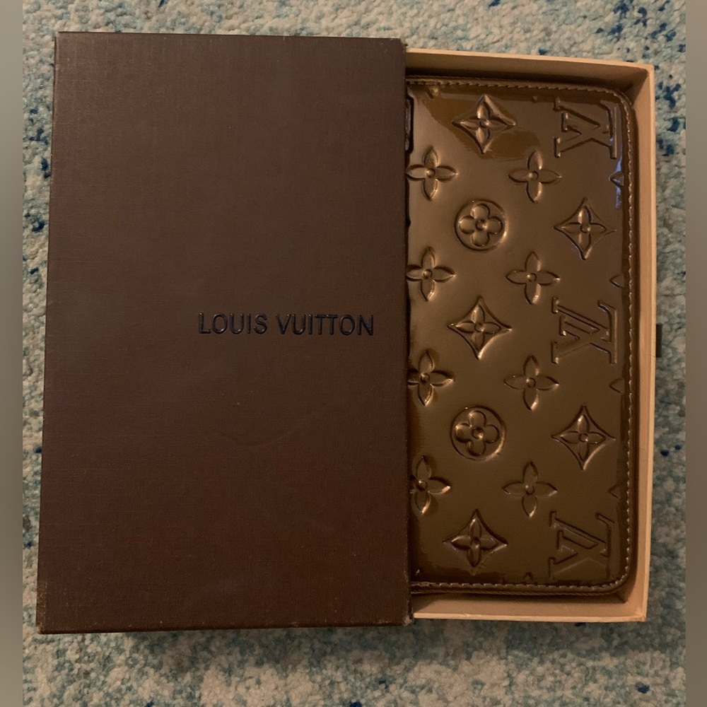 NWT LV Wallet